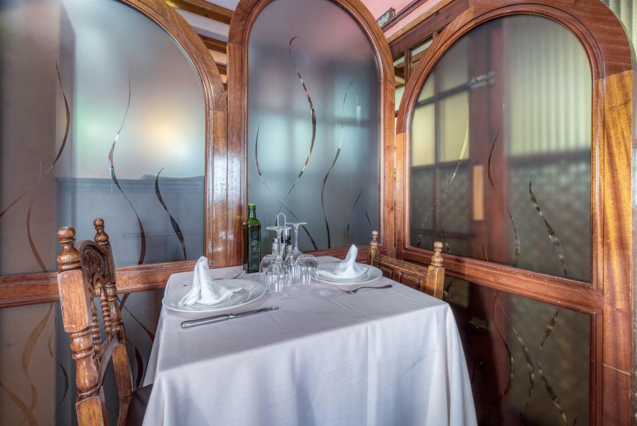 Hostal Restaurante El Roser L' Escala 외부 사진